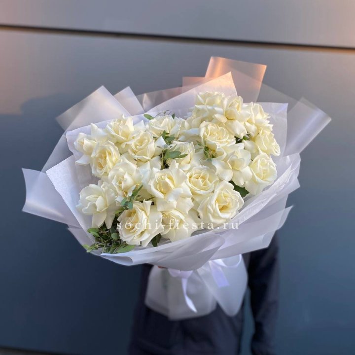 Пышный букет из белых роз в Оренбурге