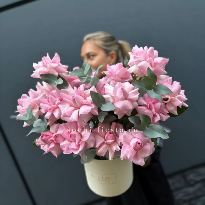 17 Розовых французских роз в боксе в Оренбурге