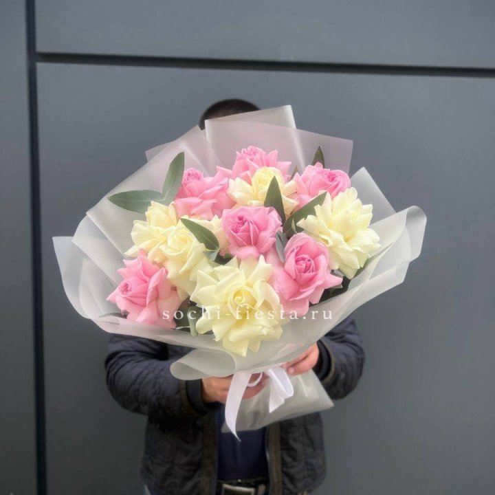 11 бело-розовых роз в Оренбурге