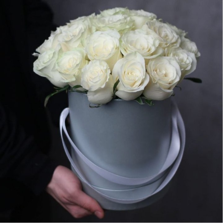 15 белых роз в цилиндре в Оренбурге