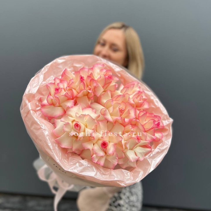 9 французских роз Джумилия в нежном оформлении в Оренбурге