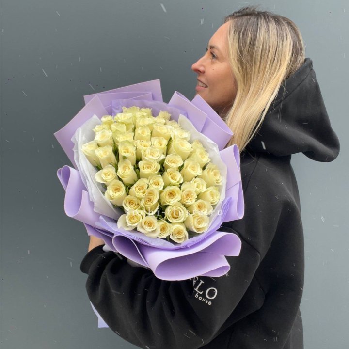 51 белая кенийская роза в оформлении в Оренбурге