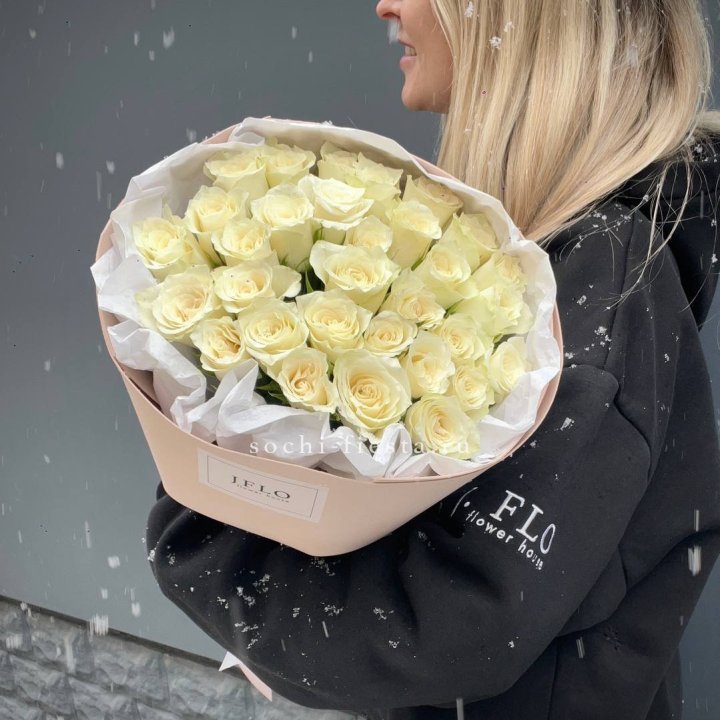 31 белая роза в оформлении в Оренбурге