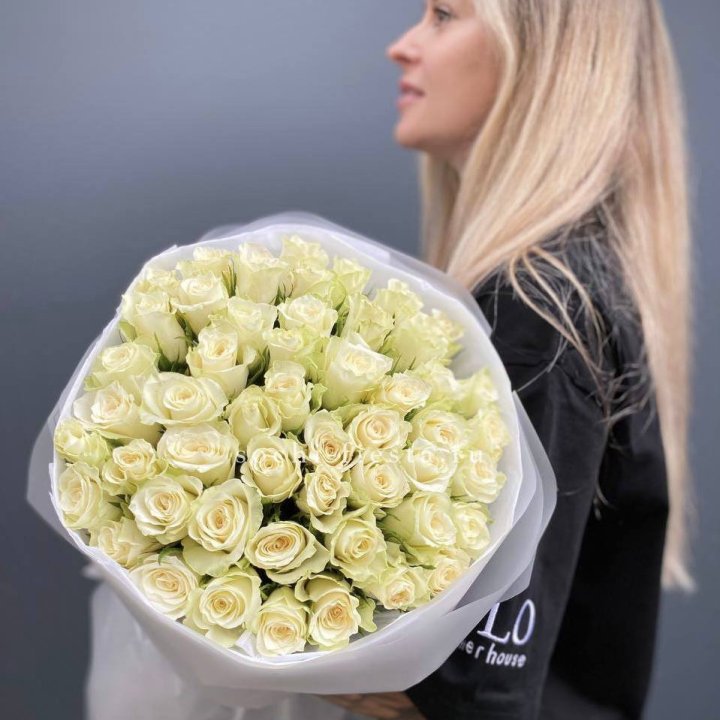 Воздушный букет из 51 белой кенийской розы в Оренбурге