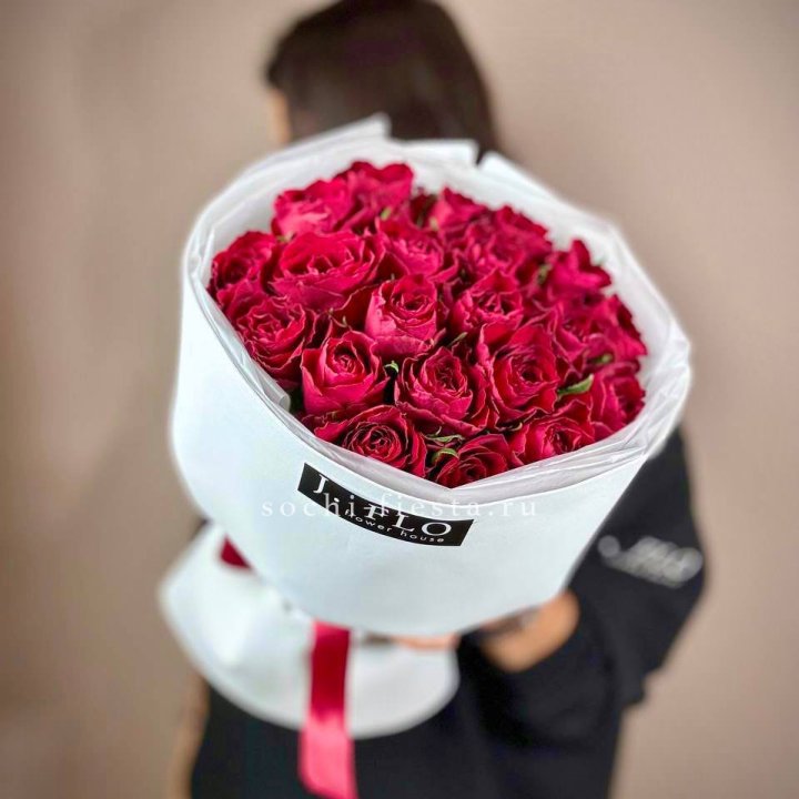 Букет красных роз мадам ред в Оренбурге