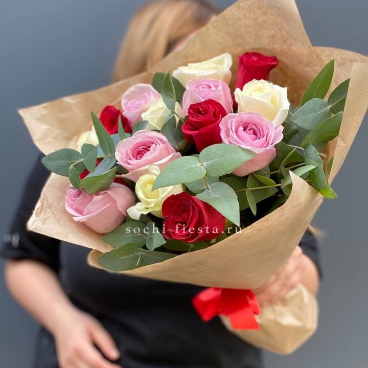 Букет из 15 роз с эвкалиптом в Оренбурге