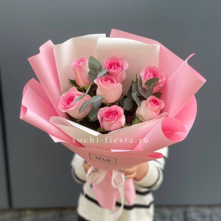 7 роз с эвкалиптом в Оренбурге