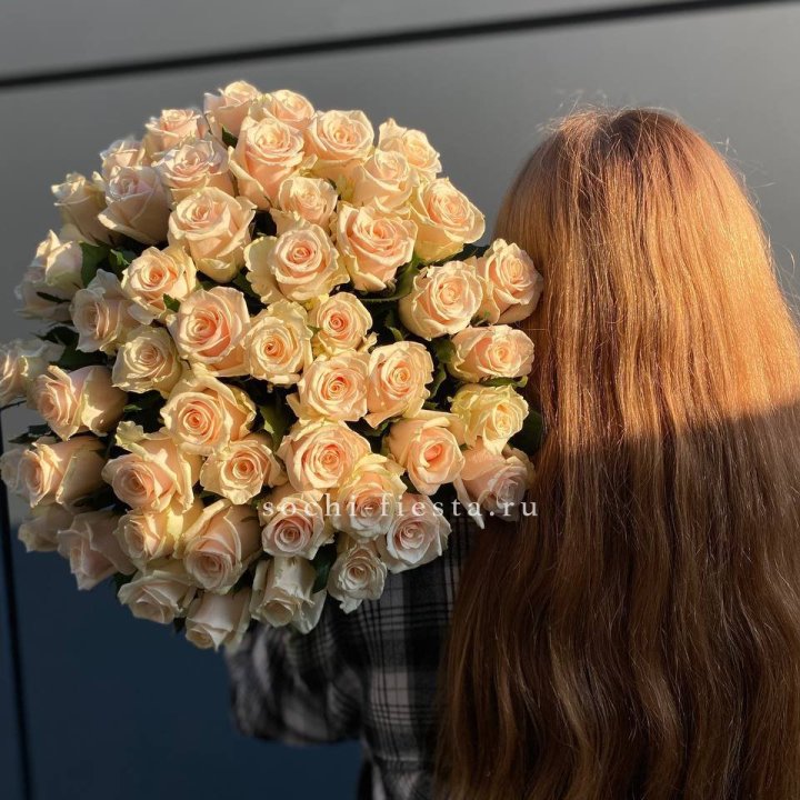 Охапка кремовых роз в Оренбурге