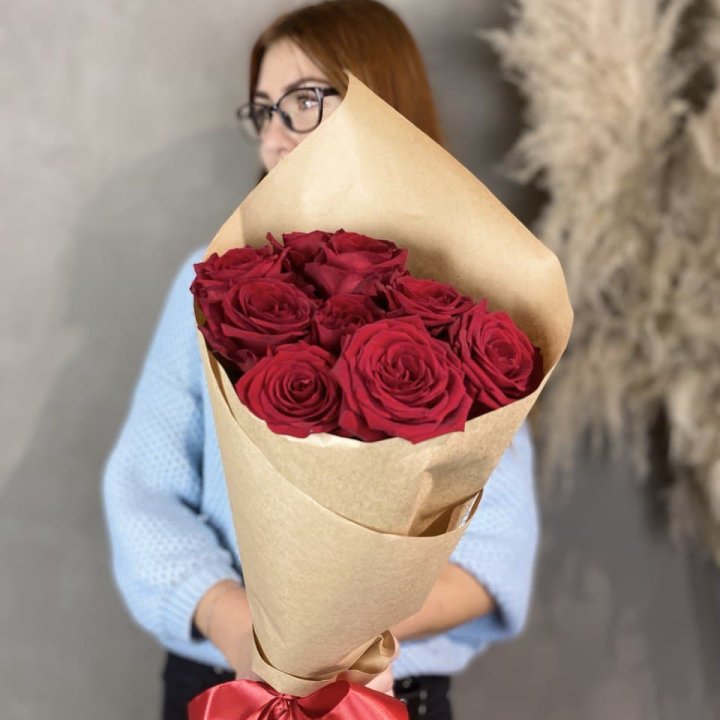 9 красных роз в крафте в Оренбурге