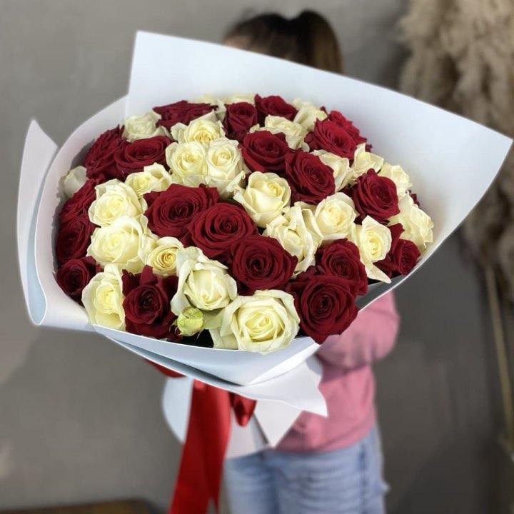 51 красная и белая роза в Оренбурге