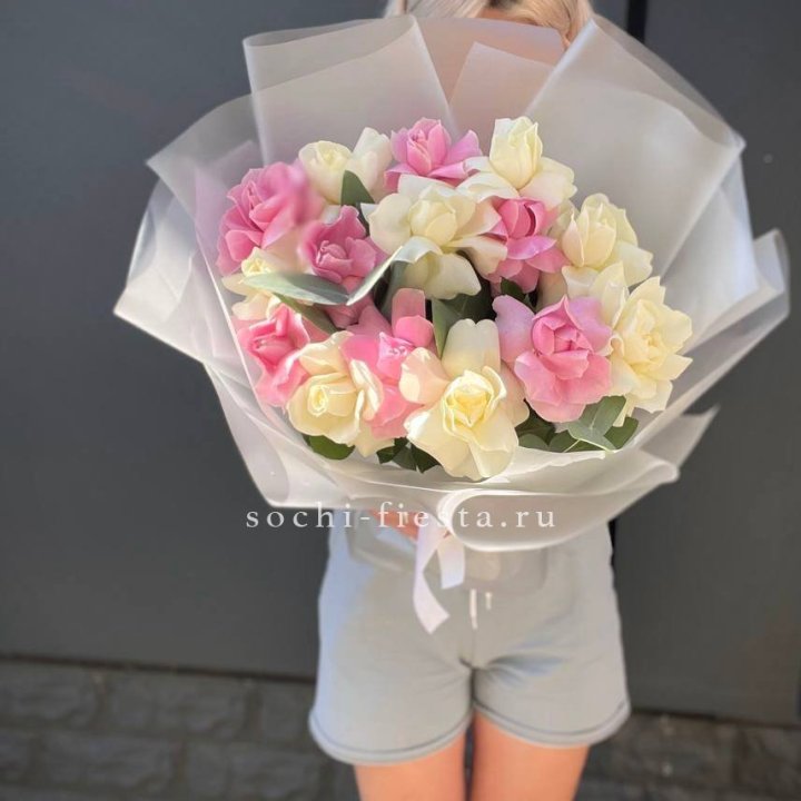 15 бело-розовых роз в Оренбурге