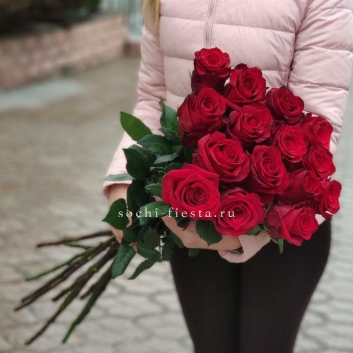15 высоких красных роз в Оренбурге