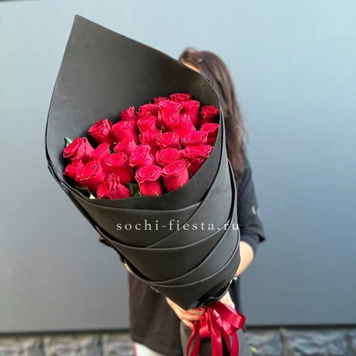25 высоких красных роз в Оренбурге
