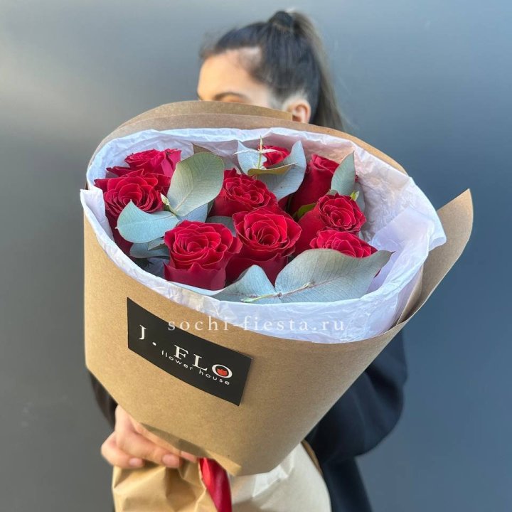 9 роз с эвкалиптом в Оренбурге