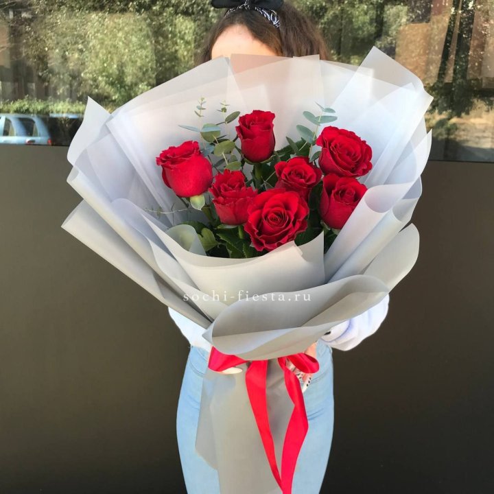 7 красных роз с эвкалиптом  в Оренбурге