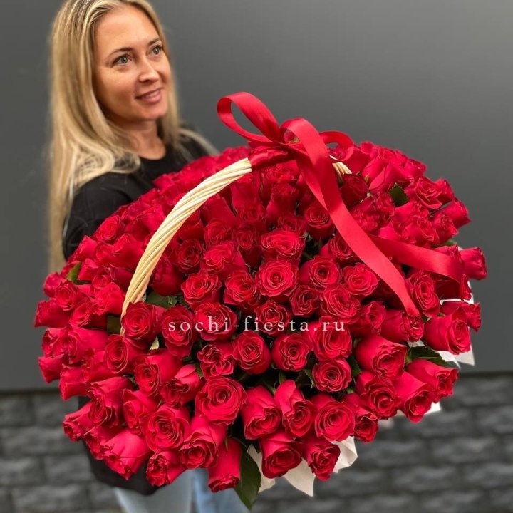 151 красная  роза в корзине в Оренбурге