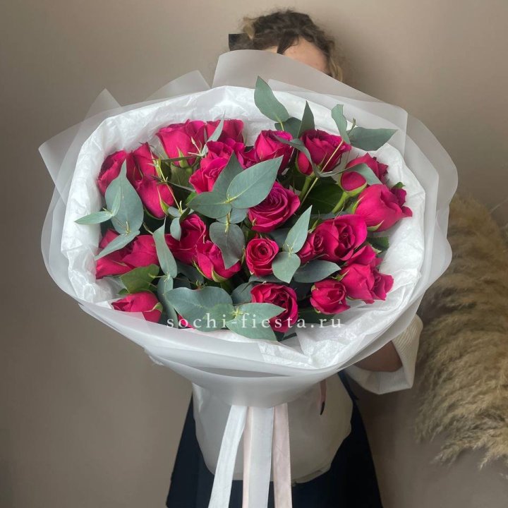 25 малиновых роз с эвкалиптом в Оренбурге