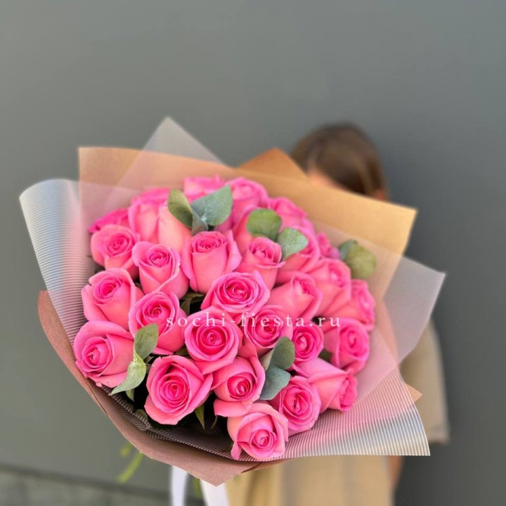 31 розовая роза с эвкалиптом в Оренбурге