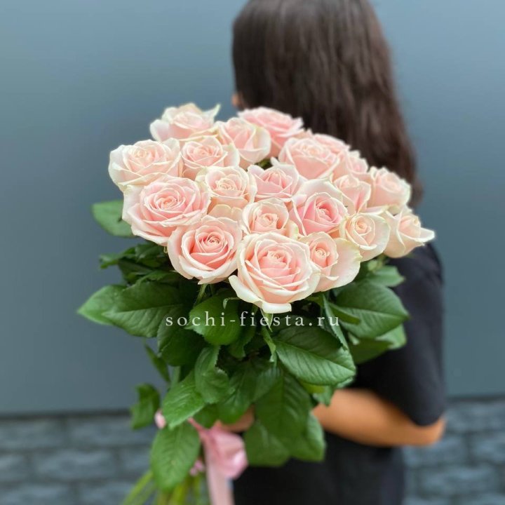 Высокие розовые розы в Оренбурге