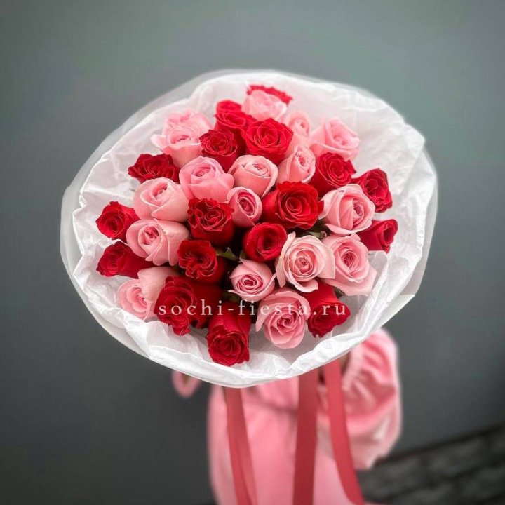 Букет красных и розовых 35 роз в Оренбурге