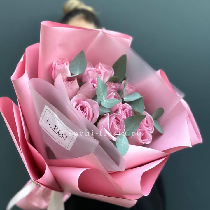 15 Розовых роз с эвкалиптом в Оренбурге