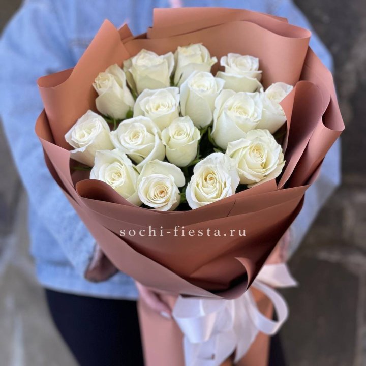 15 белых роз сиена в Оренбурге