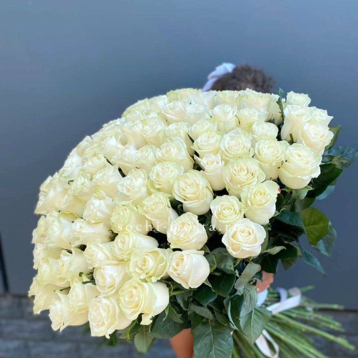 101 белая высокая роза в Оренбурге