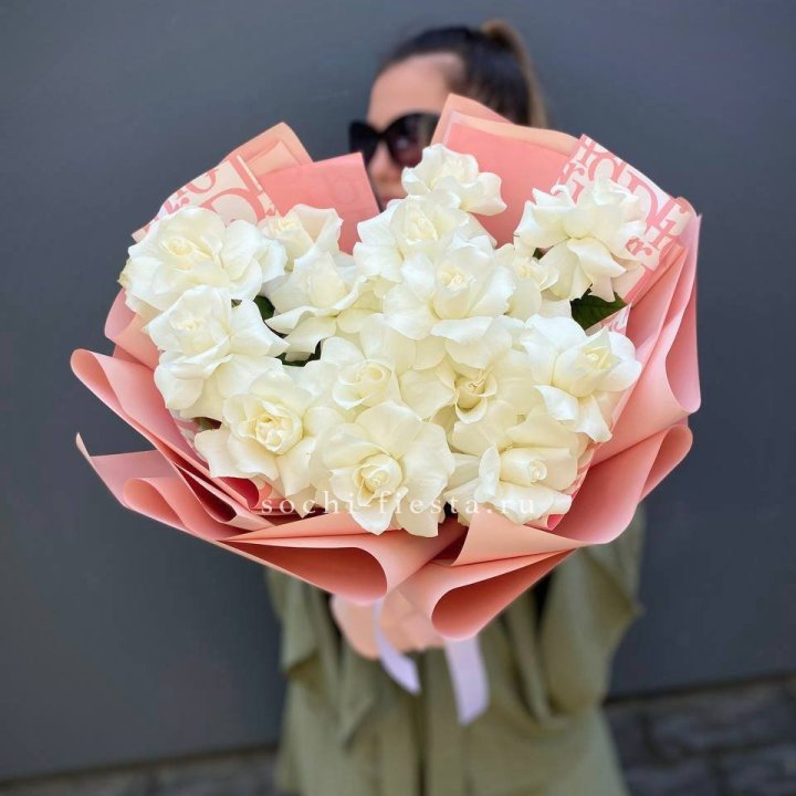 Белые розы "Аморе" в Оренбурге