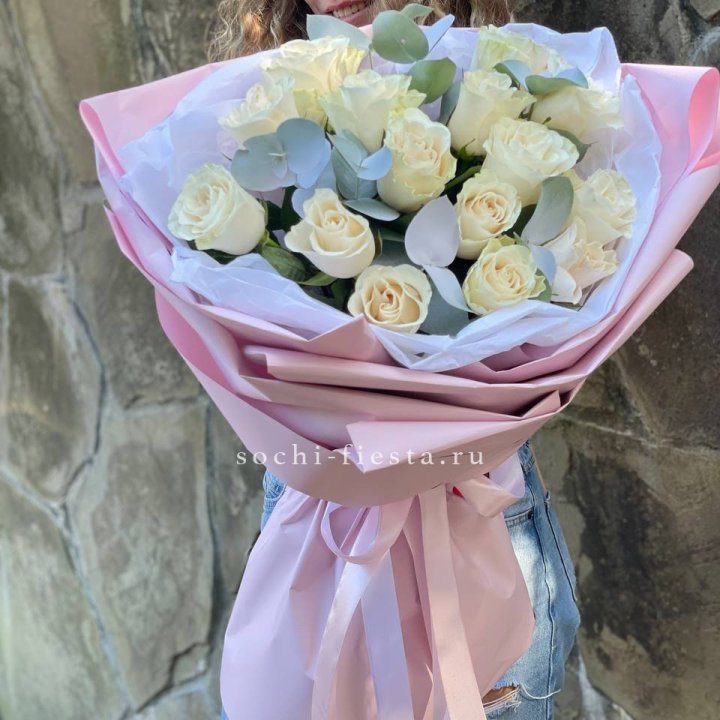 Белые розы в авторском оформлении в Оренбурге