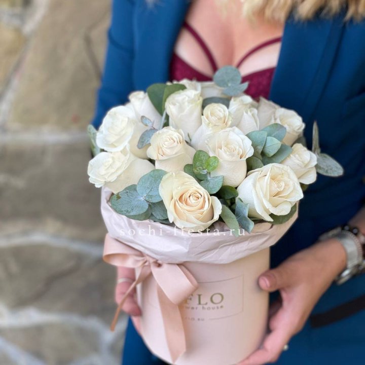 Цилиндр из белых роз в Оренбурге