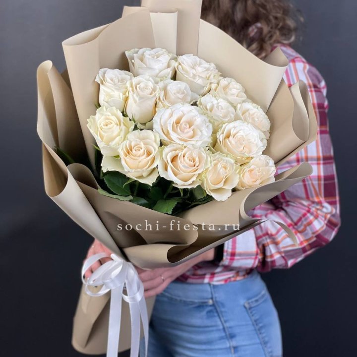 15 белых роз кофе в Оренбурге