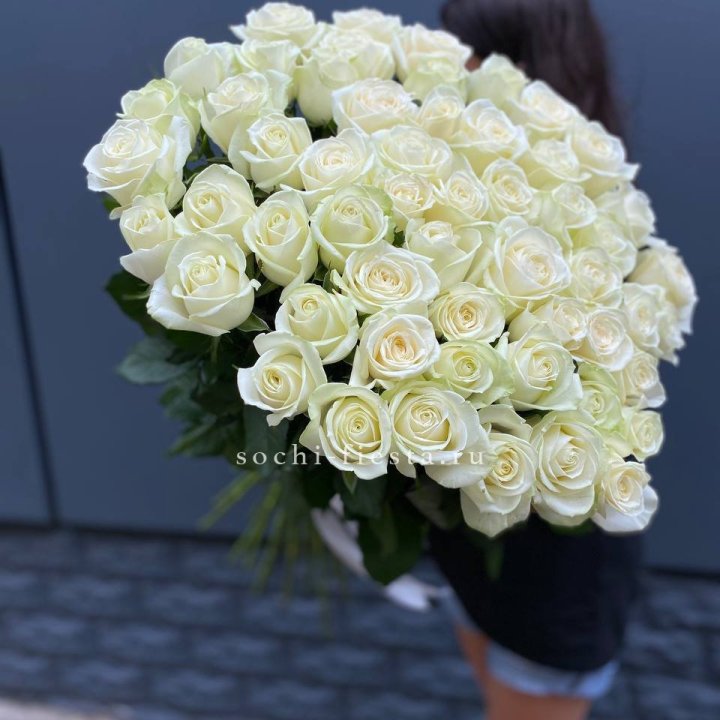 51 белоснежная высокая роза в Оренбурге