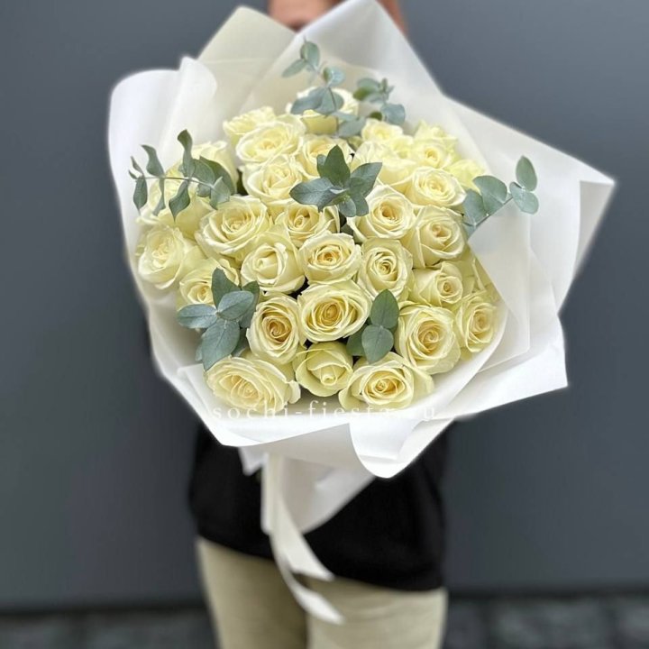 31 белая роза с эвкалиптом в Оренбурге