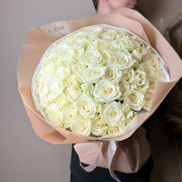 51 белая  роза в оформлении в Оренбурге