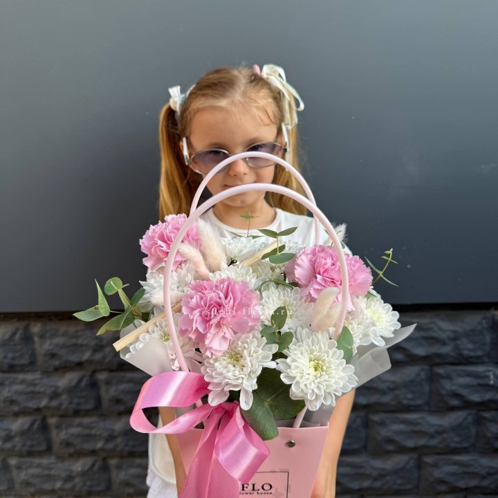 Сумочка из стойких хризантем и диантуса в Оренбурге