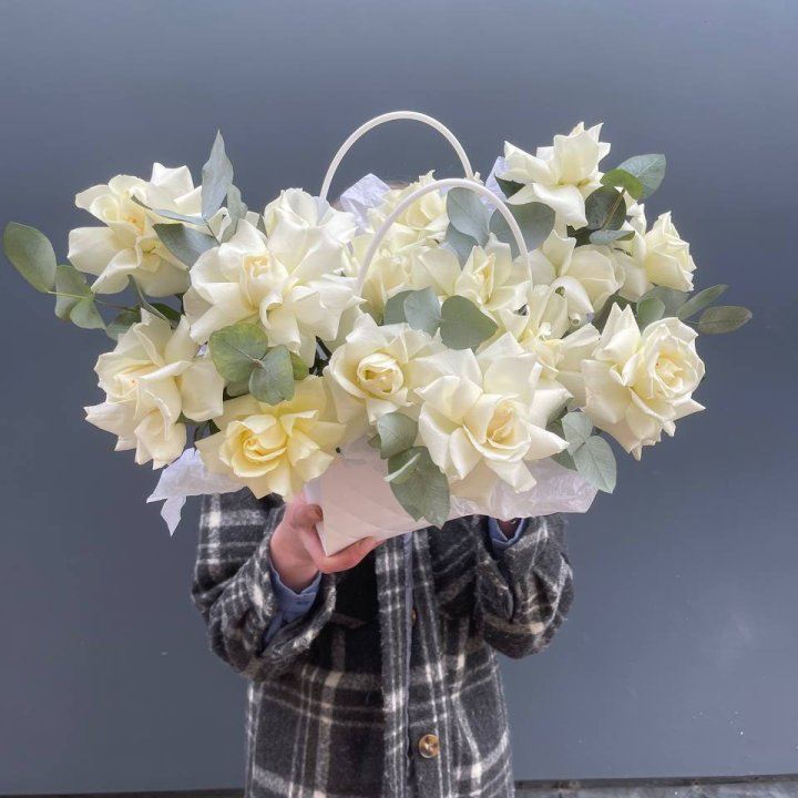 15 белых роз в сумочке в Оренбурге