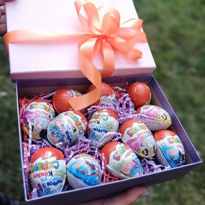 Коробка с киндерами в Оренбурге