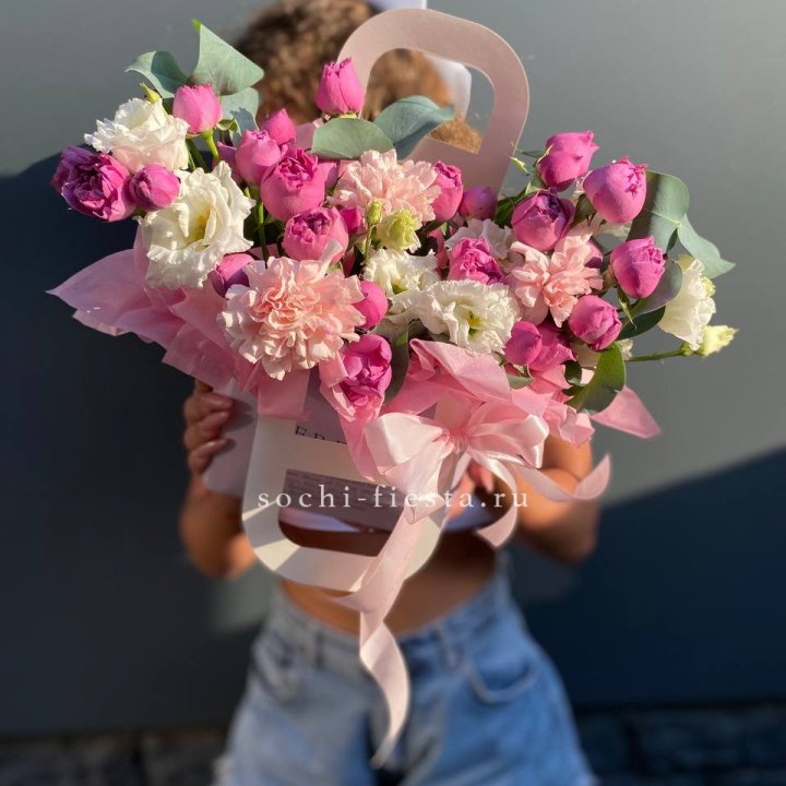 Сумочка с кустовой розой и диантусами в Оренбурге