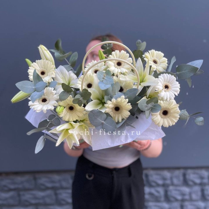 Сумочка лилии и герберы в Оренбурге