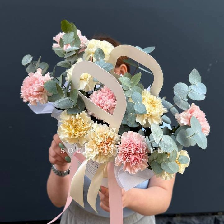 Сумочка из диантусов в Оренбурге